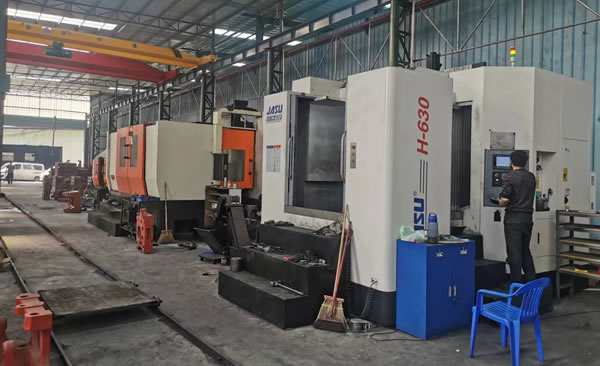 The injection molding industry of the horizontal processing center